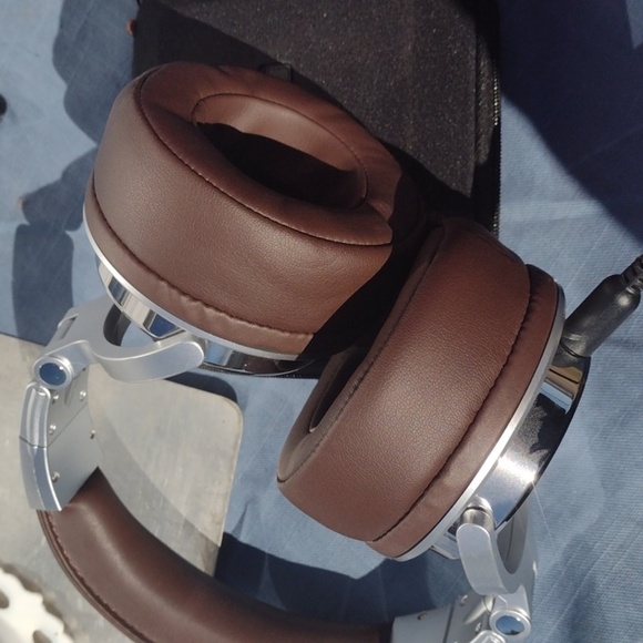 Pro30 Studio Silver and Brown Over-Ear Headphones Wired NWOT - Picture 2 of 2